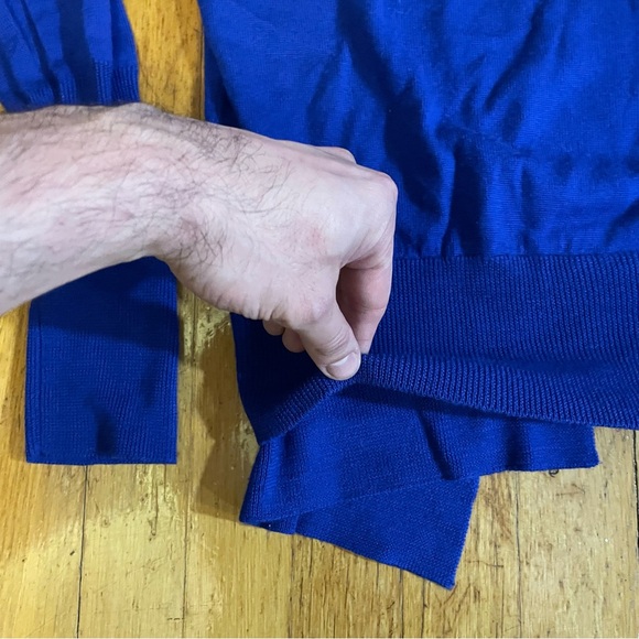 Unconditional cobalt blue sweater with geometric design details - Picture 3 of 5